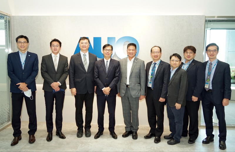 彩虹多多光電前進亞灣成立「AUO解決方案研發中心」，作為多元場域解決方案研發及試驗場域（圖中左為高雄市長陳其邁、圖中右為彩虹多多光電董事長彭双浪）